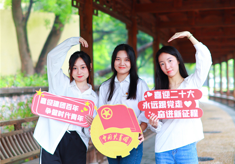 校园合影_副本.jpg 校园合影_副本.jpg